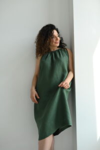 Lniana sukienka na wiązanych ramiączkach zielona na lato