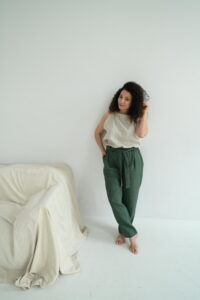 Spodnie lniane damskie zielone z kieszeniami i paskiem