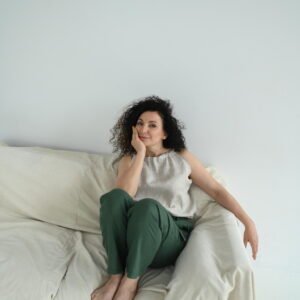 Spodnie lniane damskie zielone z kieszeniami i paskiem 2